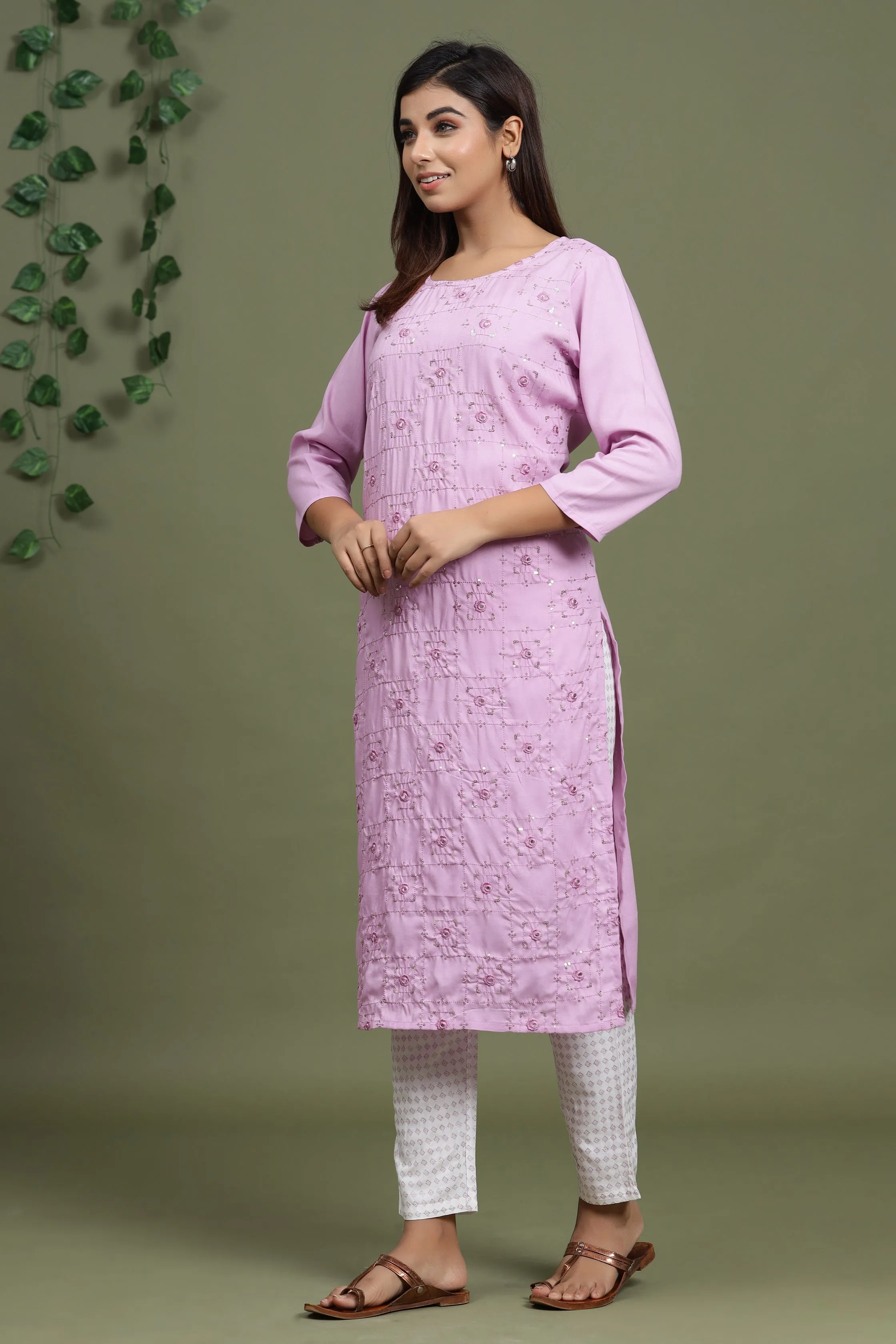 Women Mauve Embroidered Kurta Set