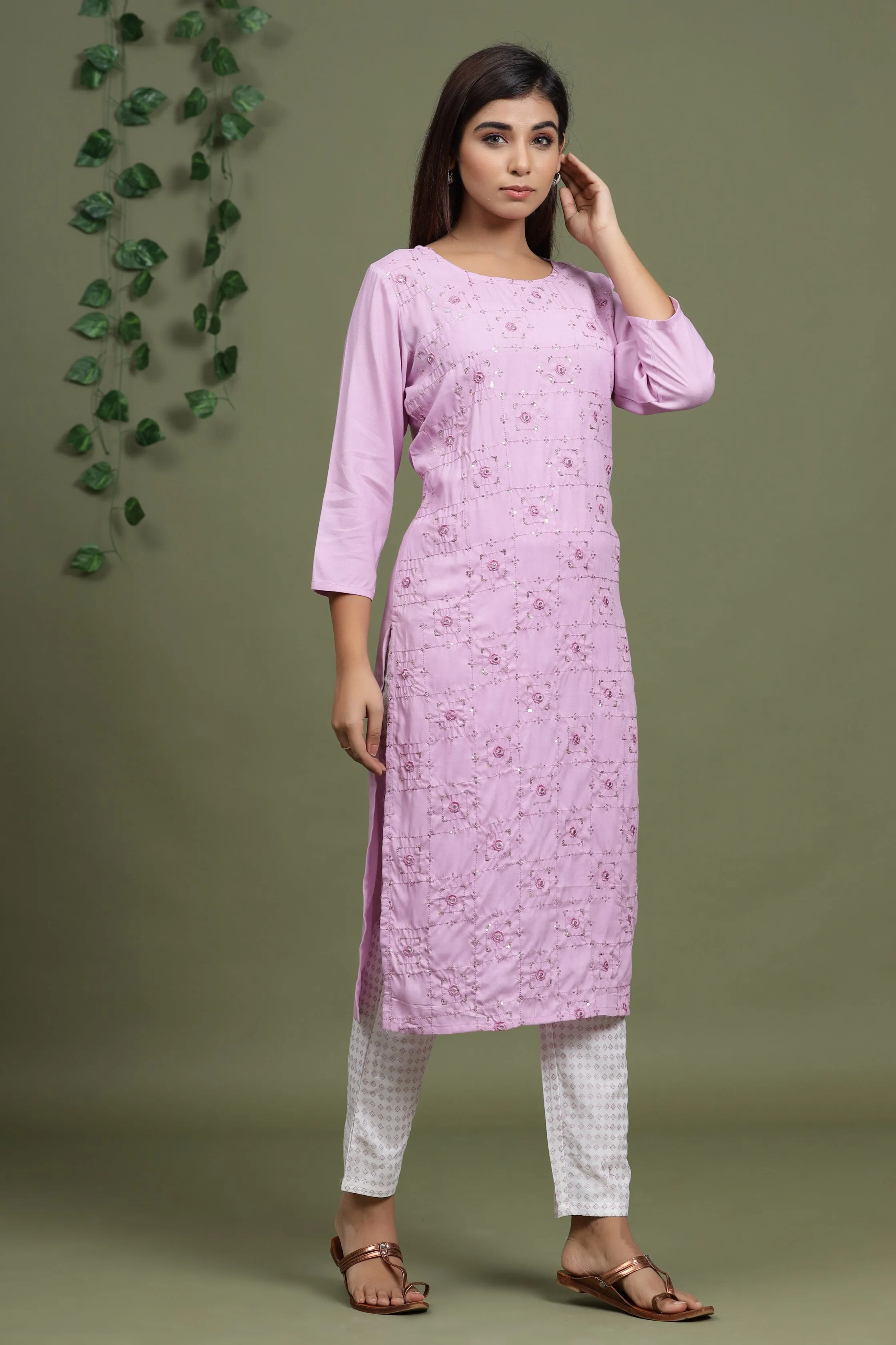 Women Mauve Embroidered Kurta Set